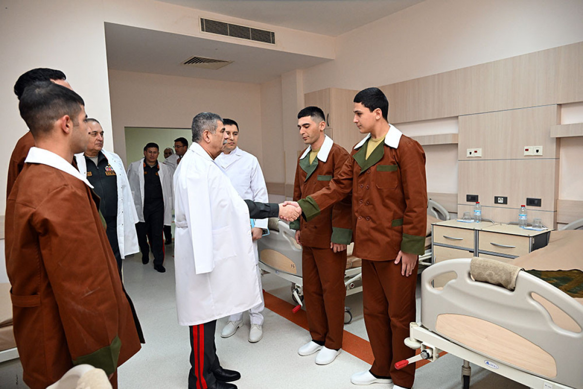 Nazir Zakir Həsənov Baş Klinik Hospitalda müalicə olunan hərbi qulluqçuları ziyarət edib  - FOTOLENT  - VİDEO 