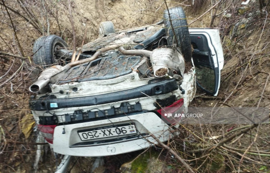 Şamaxıda avtomobil dərəyə yuvarlanıb, xəsarət alanlar var