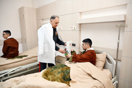 Nazir Zakir Həsənov Baş Klinik Hospitalda müalicə olunan hərbi qulluqçuları ziyarət edib  - FOTOLENT  - VİDEO 