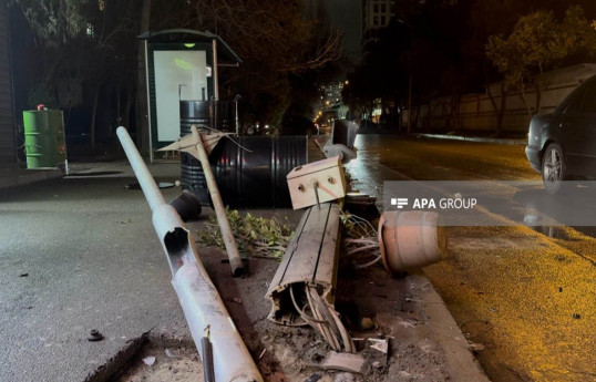 Bakıda yol qəzası baş verib, işıqfor yararsız vəziyyətə düşüb - FOTO 