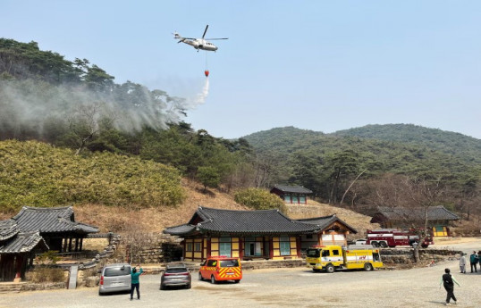 Cənubi Koreyada meşə yanğınlarının söndürülməsində iştirak edən helikopter qəzaya uğrayıb