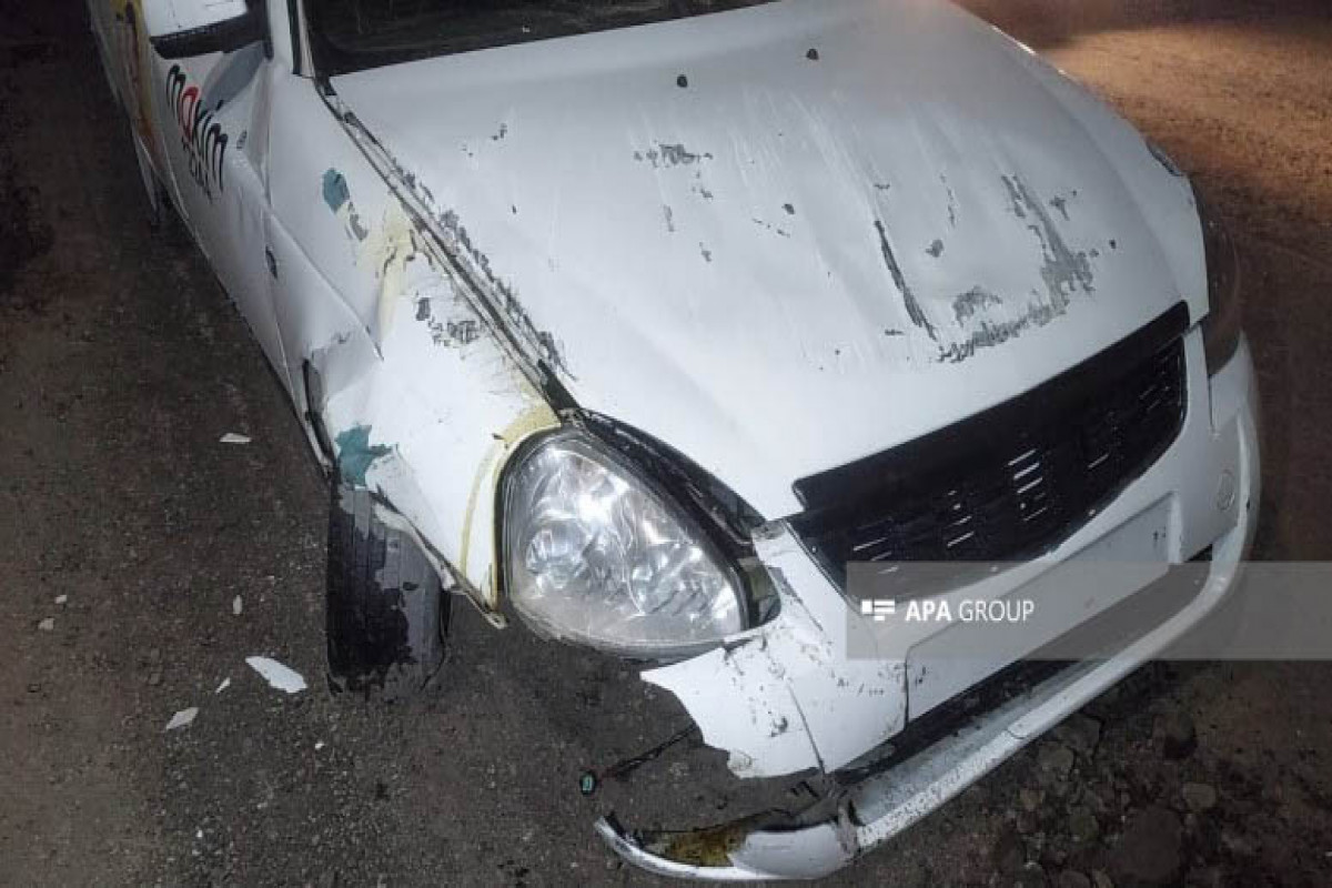 Gəncədə avtomobil qazılan yolda torpaq təpəsinə çırpılaraq aşıb - FOTO 