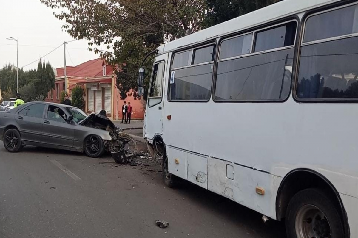 Gəncədə sərnişin avtobusu ilə minik maşını toqquşub, xəsarət alanlar var