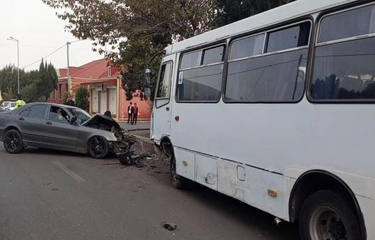 Gəncədə sərnişin avtobusu ilə minik maşını toqquşub, xəsarət alanlar var
