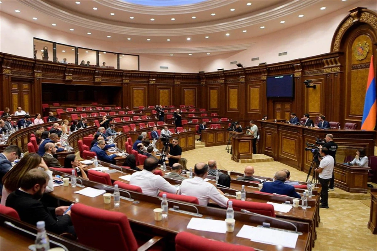 Ermənistanda toxunulmazlıqları ləğv edilən iki deputata qarşı ittihamlar irəli sürülüb