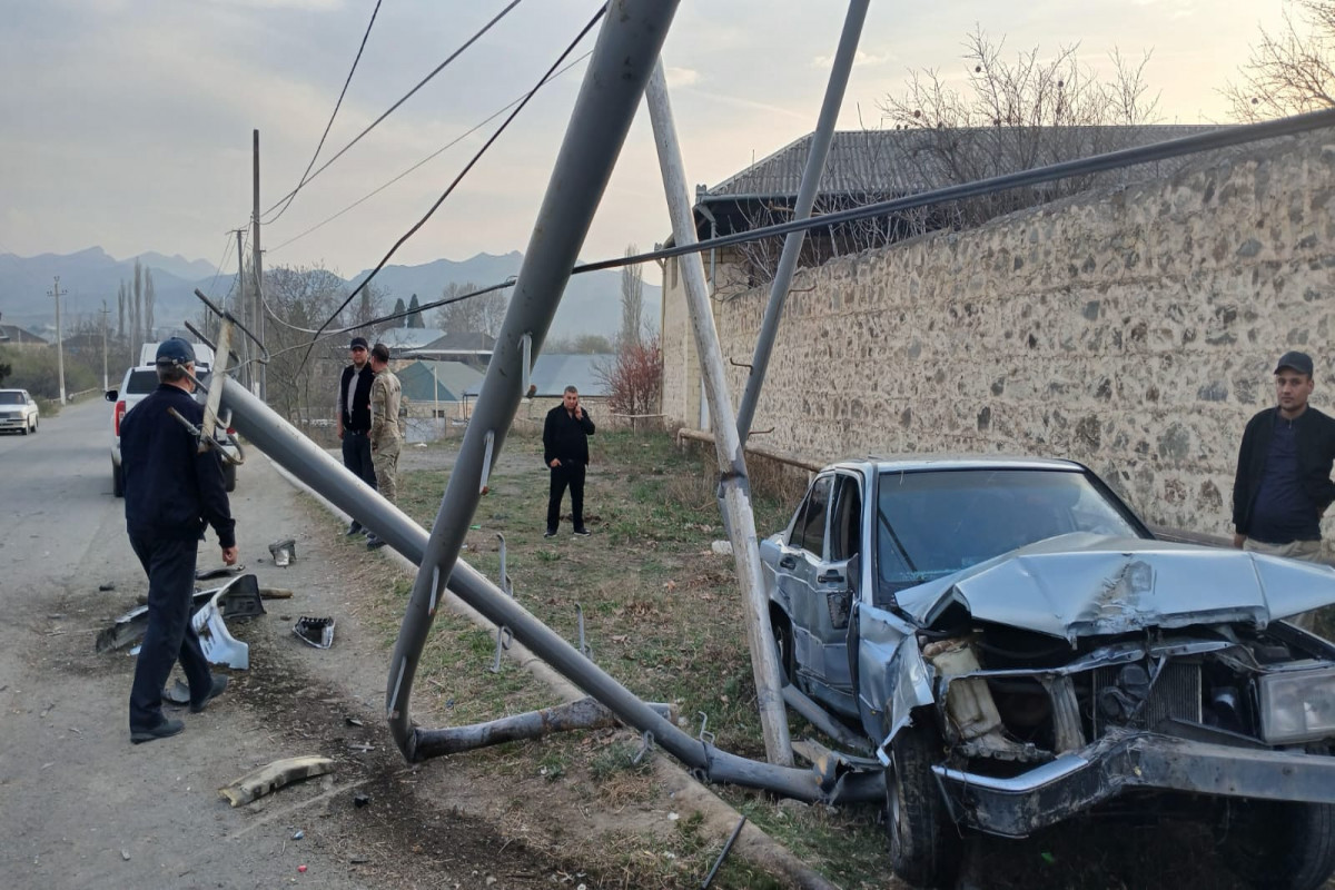 Göygöldə minik maşını dirəyə çırpılıb, xəsarət alan var - FOTO 