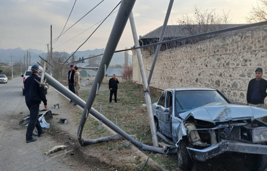 Göygöldə minik maşını dirəyə çırpılıb, xəsarət alan var - FOTO 