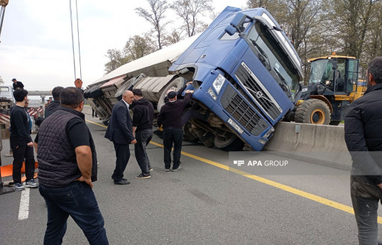 Masallıda "TIR" aşıb, Ələt-Astara magistralında hərəkət çətinləşib - FOTO  - VİDEO 