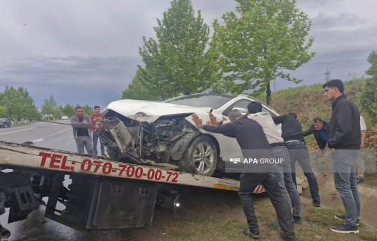 Naxçıvanda avtomobil idarəetməni itirərək yoldan çıxıb, ağaca çırpılıb - FOTOLENT 