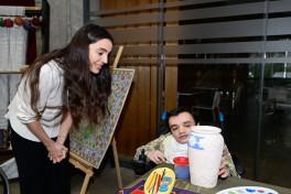 Leyla Əliyeva və Arzu Əliyeva həssas qruplara aid şəxslərin yaradıcılıq prosesi ilə tanış olublar