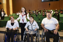 Leyla Əliyeva və Arzu Əliyeva həssas qruplara aid şəxslərin yaradıcılıq prosesi ilə tanış olublar