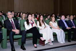 Leyla Əliyeva və Arzu Əliyeva həssas qruplara aid şəxslərin yaradıcılıq prosesi ilə tanış olublar