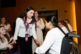 Leyla Əliyeva və Arzu Əliyeva həssas qruplara aid şəxslərin yaradıcılıq prosesi ilə tanış olublar