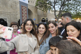 Leyla Əliyeva və Arzu Əliyeva Beynəlxalq Xalça Festivalını ziyarət ediblər
