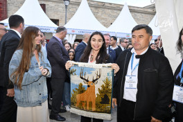 Leyla Əliyeva və Arzu Əliyeva Beynəlxalq Xalça Festivalını ziyarət ediblər