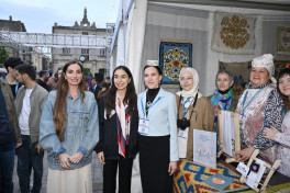 Leyla Əliyeva və Arzu Əliyeva Beynəlxalq Xalça Festivalını ziyarət ediblər
