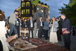 Leyla Əliyeva və Arzu Əliyeva Beynəlxalq Xalça Festivalını ziyarət ediblər