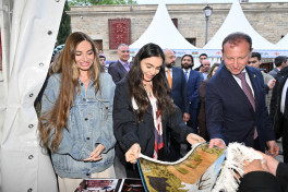 Leyla Əliyeva və Arzu Əliyeva Beynəlxalq Xalça Festivalını ziyarət ediblər