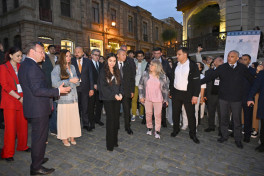 Leyla Əliyeva və Arzu Əliyeva Beynəlxalq Xalça Festivalını ziyarət ediblər