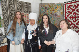 Leyla Əliyeva və Arzu Əliyeva Beynəlxalq Xalça Festivalını ziyarət ediblər