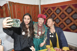 Leyla Əliyeva və Arzu Əliyeva Beynəlxalq Xalça Festivalını ziyarət ediblər