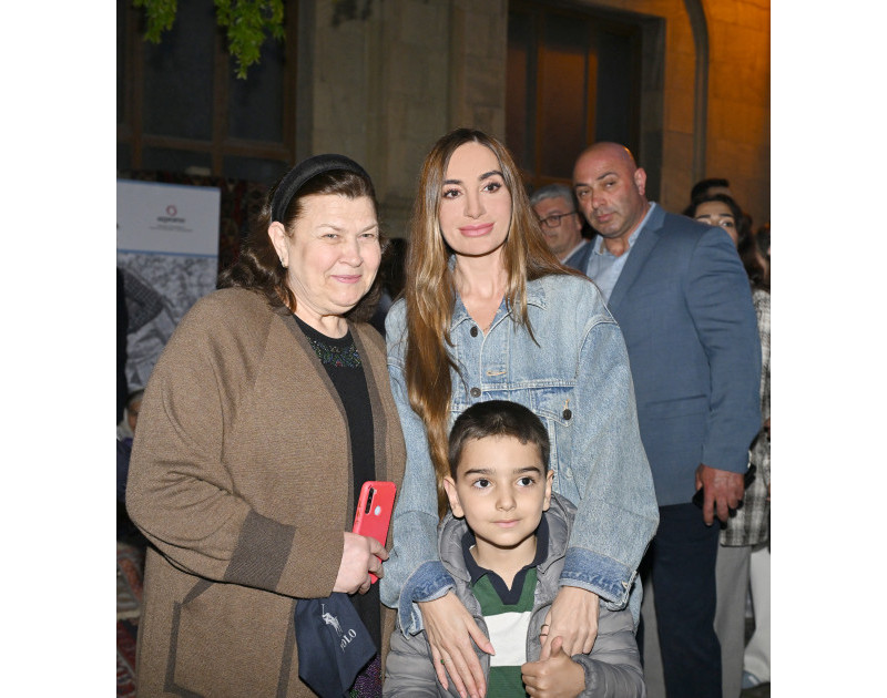Leyla Əliyeva və Arzu Əliyeva Beynəlxalq Xalça Festivalını ziyarət ediblər