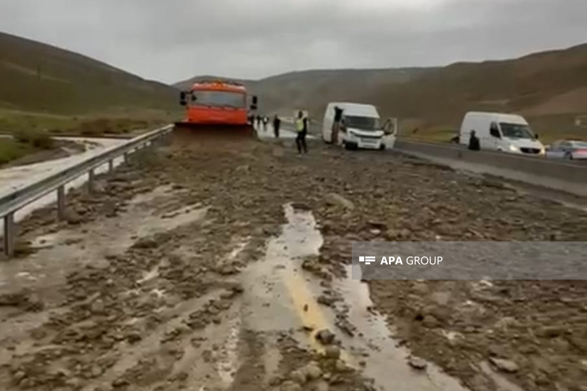 Leysan yağışları nəticəsində Bakı-Şamaxı-Yevlax yolunda yaranan çətinlik aradan qaldırılıb - FOTO 