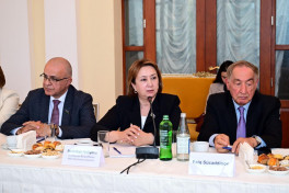 “Musiqi və incəsənət məktəblərində müəllim keyfiyyəti” mövzusunda dəyirmi masa keçirilib - FOTO 