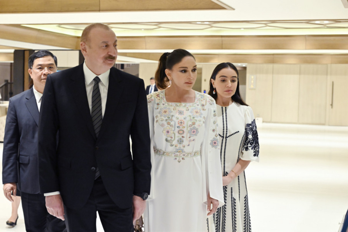 Prezident İlham Əliyev,  birinci xanım Mehriban Əliyeva və qızları Vyetnam rəsm əsərlərindən ibarət sərgi ilə tanış olublar - FOTO 