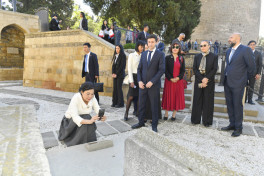 Vyetnamın birinci xanımı İçərişəhərlə tanış olub - FOTO 