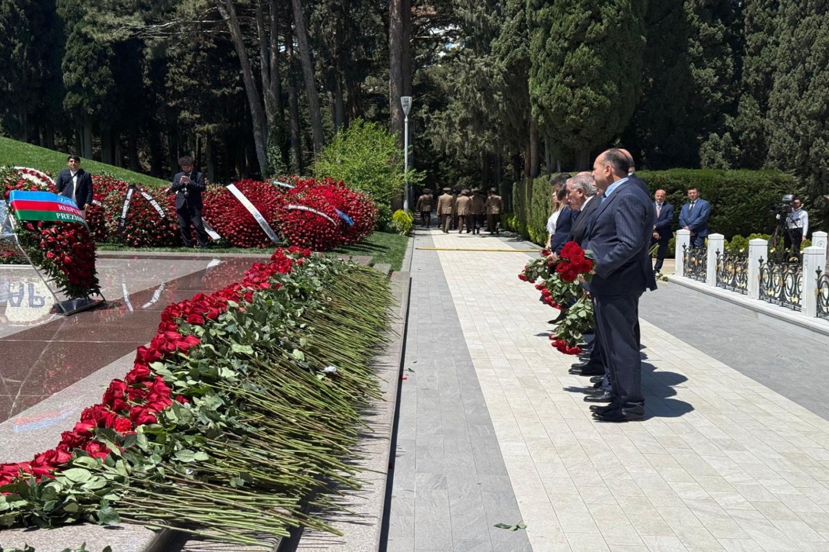 ATU-nun rəhbərliyi və kollektivi Ulu Öndərin xatirəsini yad edib - FOTO 