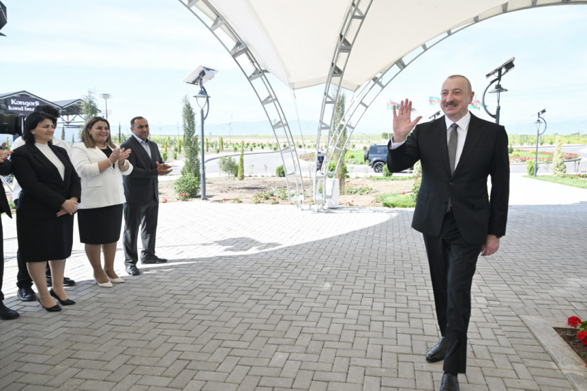 Prezident İlham Əliyev Ağdamın Kəngərli kəndinə köçən sakinlərlə görüşüb, onlara evlərin açarlarını təqdim edib - FOTO  - YENİLƏNİB 
