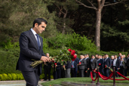 “Azərsun Holdinq”in rəhbər heyəti Ulu Öndərin məzarını ziyarət edib - FOTO 