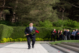 “Azərsun Holdinq”in rəhbər heyəti Ulu Öndərin məzarını ziyarət edib - FOTO 
