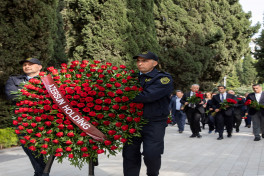 “Azərsun Holdinq”in rəhbər heyəti Ulu Öndərin məzarını ziyarət edib - FOTO 