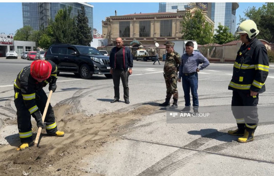 Sumqayıtda yola avtomobil yağı dağılıb - FOTO  - YENİLƏNİB 