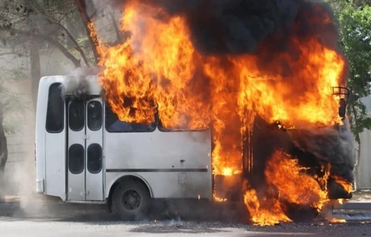Qaxda avtobus yanıb