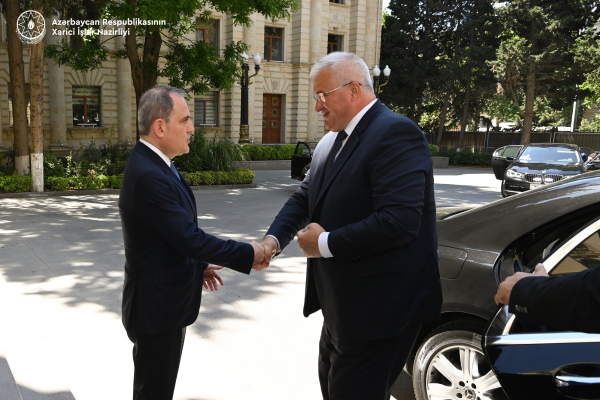 Ceyhun Bayramov Ukrayna XİN başçısını qarşılayıb