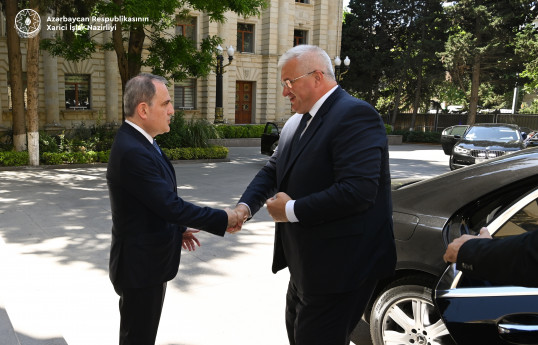 Ceyhun Bayramov Ukrayna XİN başçısını qarşılayıb