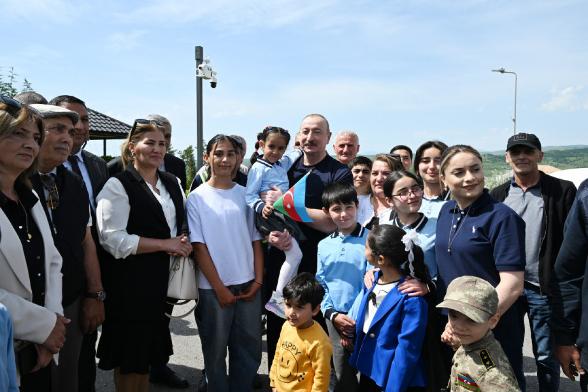 Prezident İlham Əliyev Laçın şəhərində sakinlərlə görüşüb - FOTO  - YENİLƏNİB 