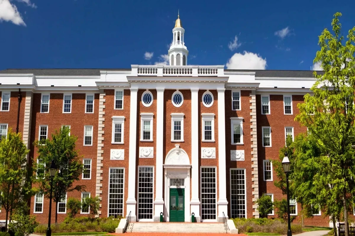 KİV: Tramp administrasiyası Harvard ilə bütün maliyyə müqavilələrini ləğv edəcək