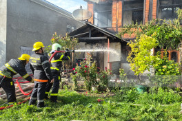 Qəbələdə ev yanıb - FOTO 