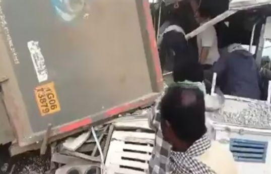 Hindistanda avtobusla yük maşını toqquşub, azı 24 nəfər ölüb