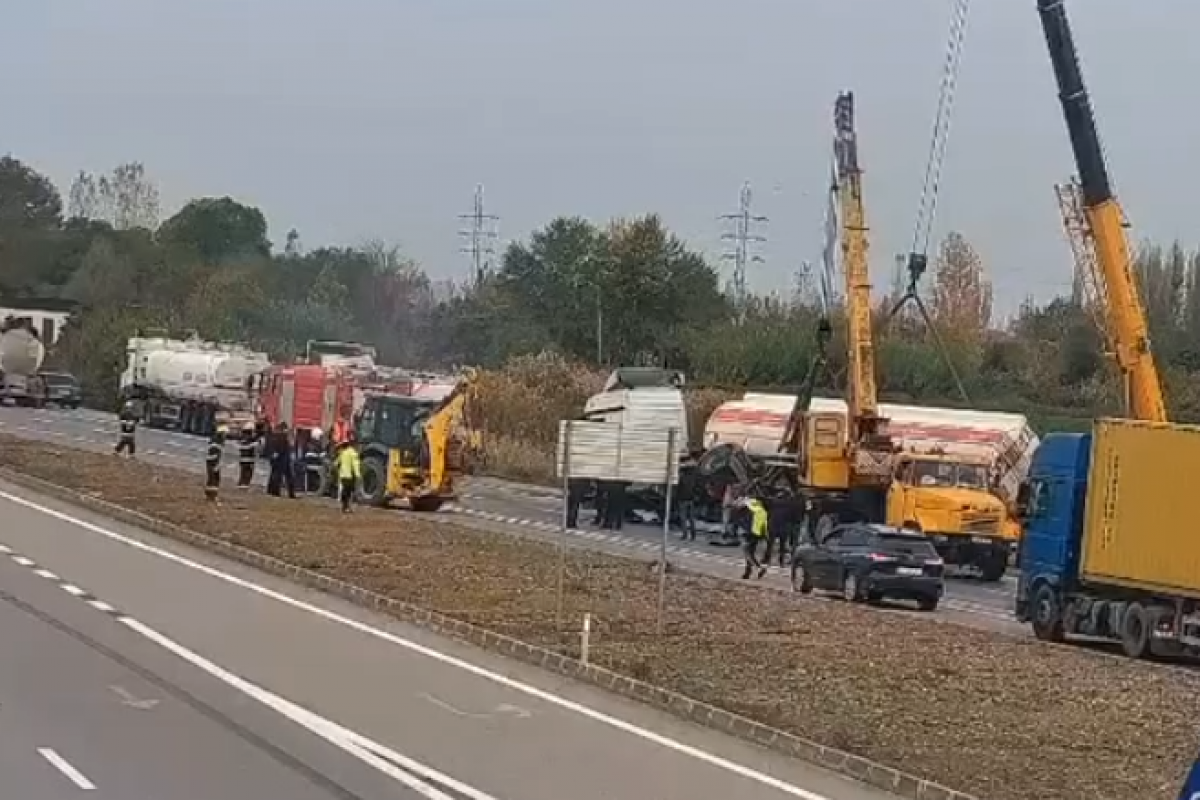 Bakı–Qazax yolunda yük maşını aşıb, yanğın olub - VİDEO 