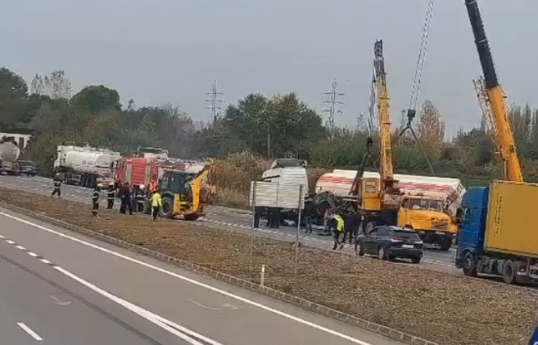 Bakı–Qazax yolunda yük maşını aşıb, yanğın olub - VİDEO 