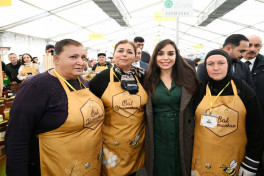 Leyla Əliyeva və Arzu Əliyeva arıçılıq məhsullarının sərgi-satış yarmarkasını ziyarət ediblər
