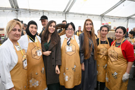 Leyla Əliyeva və Arzu Əliyeva arıçılıq məhsullarının sərgi-satış yarmarkasını ziyarət ediblər