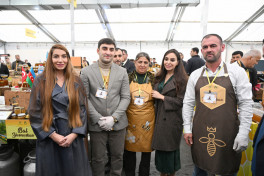 Leyla Əliyeva və Arzu Əliyeva arıçılıq məhsullarının sərgi-satış yarmarkasını ziyarət ediblər