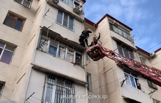 Bakıda binada köməksiz vəziyyətdə qalan şəxs xilas edilib - VİDEO 