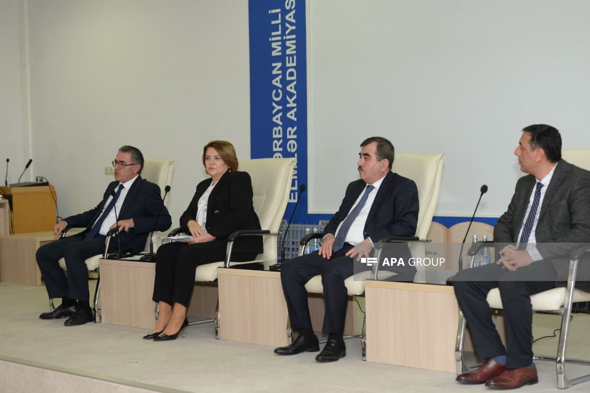 Çap və onlayn mediada Azərbaycan dilinin istifadə qaydaları müzakirə edilib - FOTO 